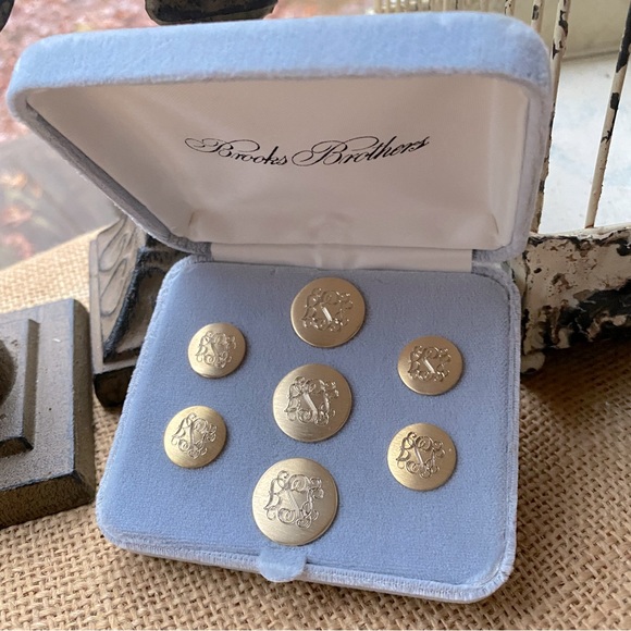 Beautiful Boxed Set 7 Brooks Brothers Gold Tone Monogrammed Buttons - Picture 2 of 6